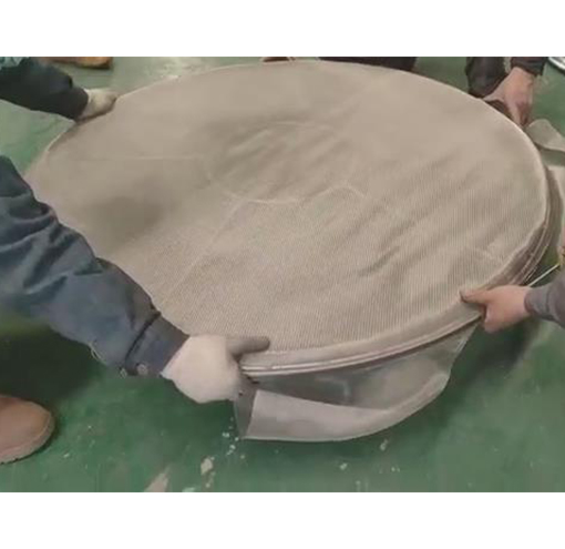 高卓振动筛厂家工作人员现场示范安装圆形振动筛筛网注意事项
