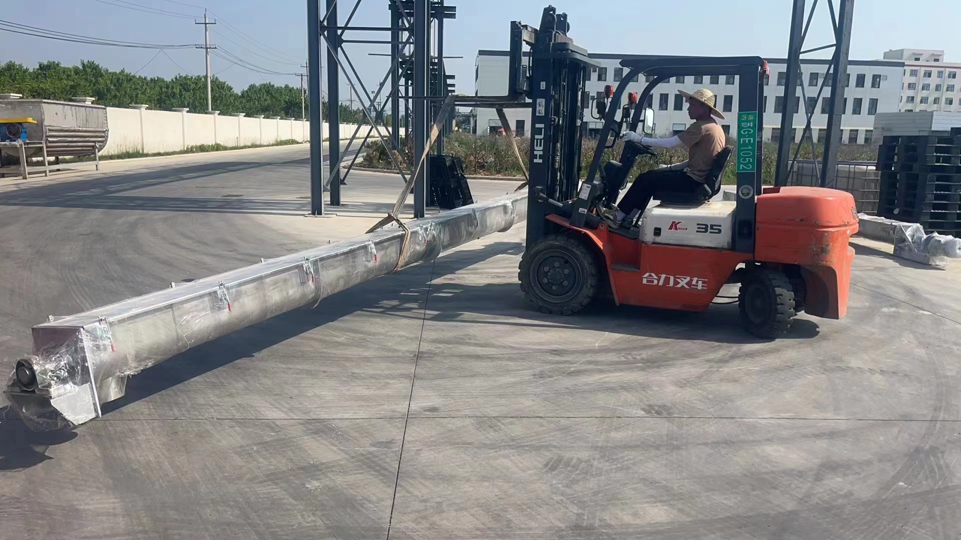 食品级螺旋输送机安全抵达客户厂区,助力食品行业高效生产